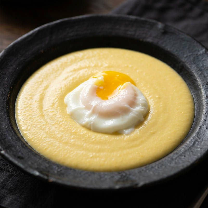 Ovo pochê sobre creme de milho